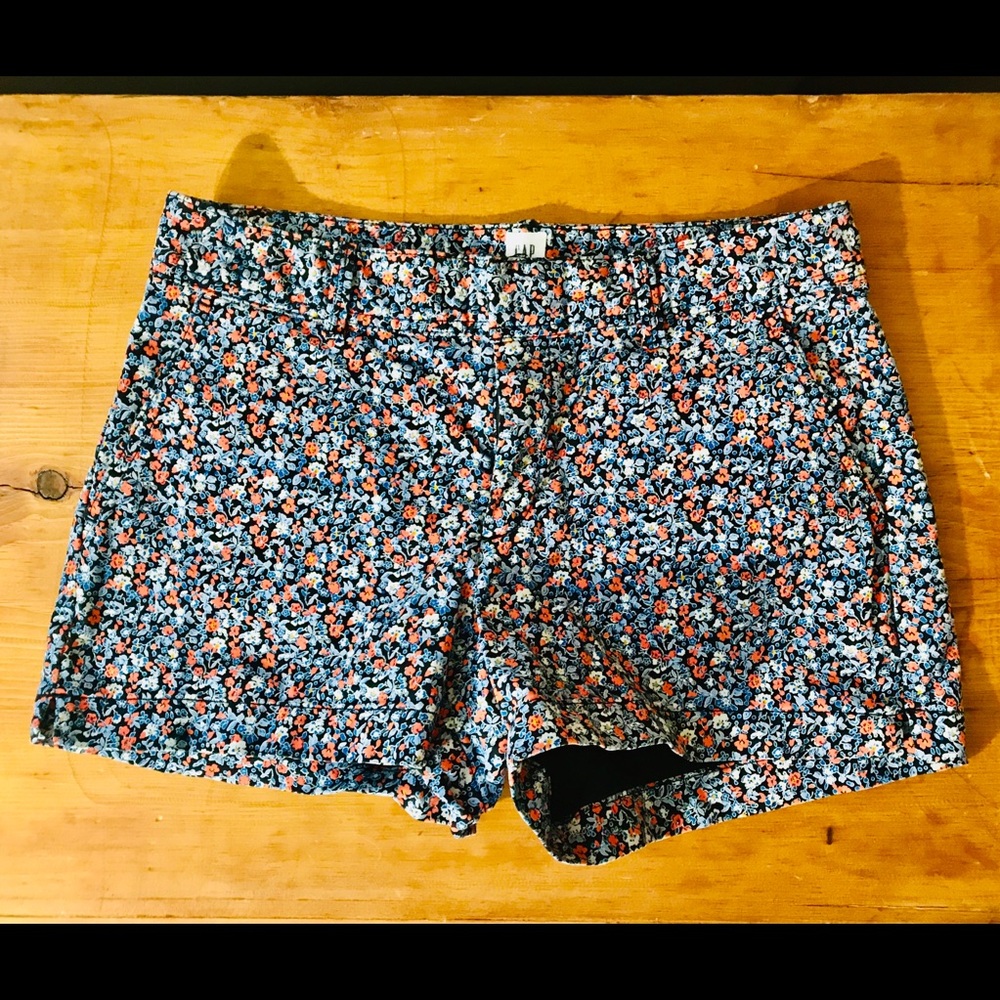 Shorts.Slash pockets, fly front, No rips or stains
